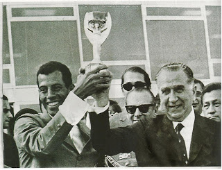 Médici holding the 1970 Jules Rimet trophy with Brazilian football captain Carlos Alberto after Brazil became the first tricampeão (Tri-Champion) in World Cup history.
