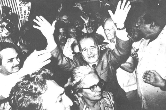Prestes returning to Brazil in 1979, shortly after the military dictatorship declared a general amnesty for political prisoners and exiles (as well as torturers and assassins in the military).